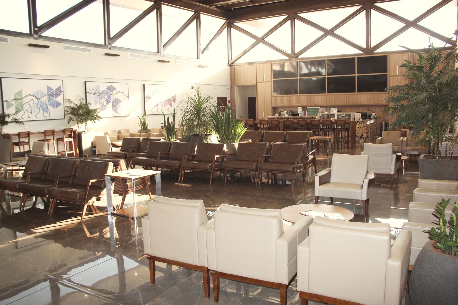 Sala de espera com poltronas e jardim interno