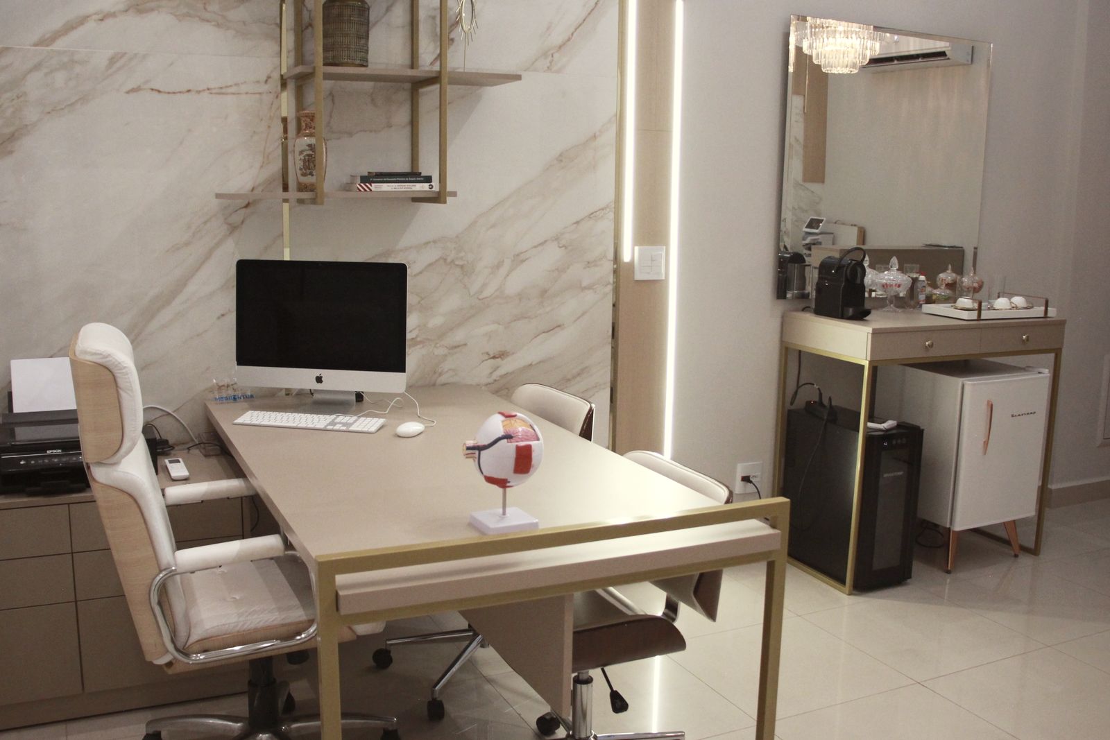Mesa de atendimento do consultório