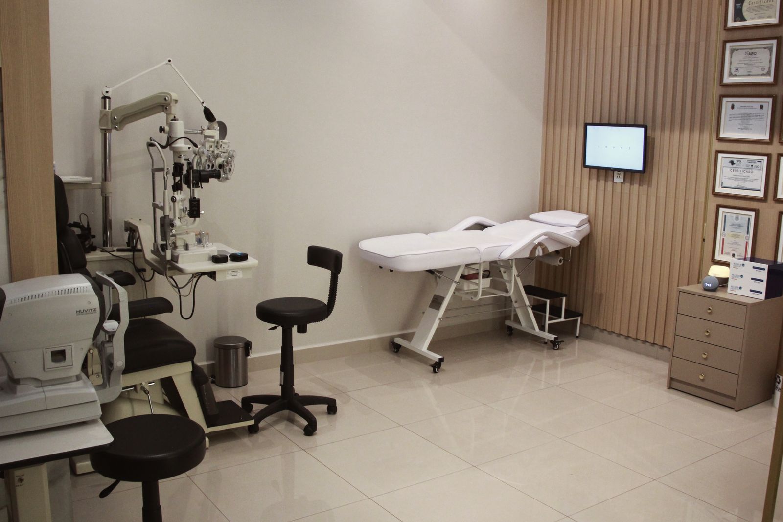 Área de exames com lâmpada de fenda e autorrefrator